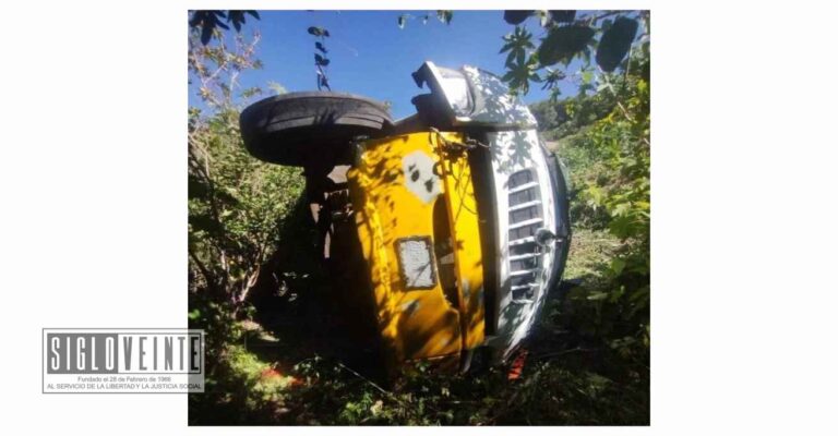 Camión de pasajeros volcado en la carretera Morelia-Maravatío deja dos lesionados leves