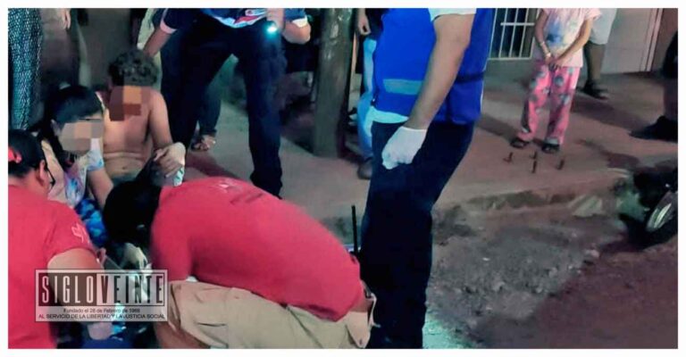 Colisión entre automóvil y motocicleta deja a adolescente herido en el Libramiento Batallón Huetamo
