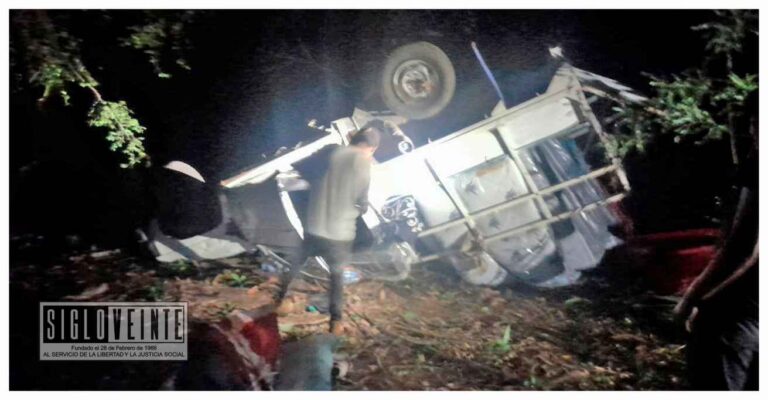 Conductor y ocupantes resultan ilesos al volcar camioneta en la carretera Huetamo-Tiquicheo