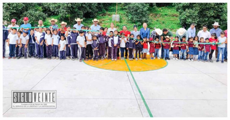 El alcalde de Juárez Cornelio Ríos cumple promesa e inaugura cancha deportiva y social en la comunidad de Landero