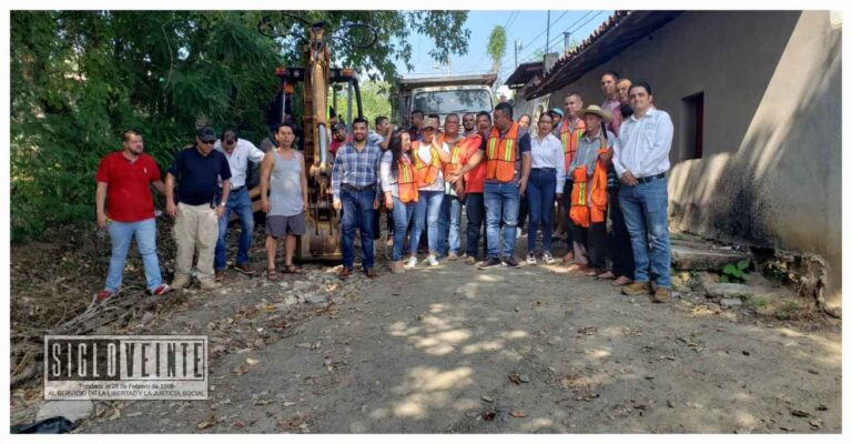 El presidente de Nocupétaro Gonzalo Nares da el banderazo de inicio a la pavimentación de la calle Francisco J. Mujica