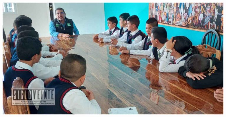 La Sociedad de Alumnos de la Secundaria Ricardo Flores Magón de Benito Juárez se reúne con el alcalde Cornelio Ríos para recibir apoyo y orientación