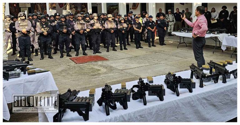 Pablo Varona impulsa la seguridad de los huetamenses con la entrega de armamento a los policías municipales