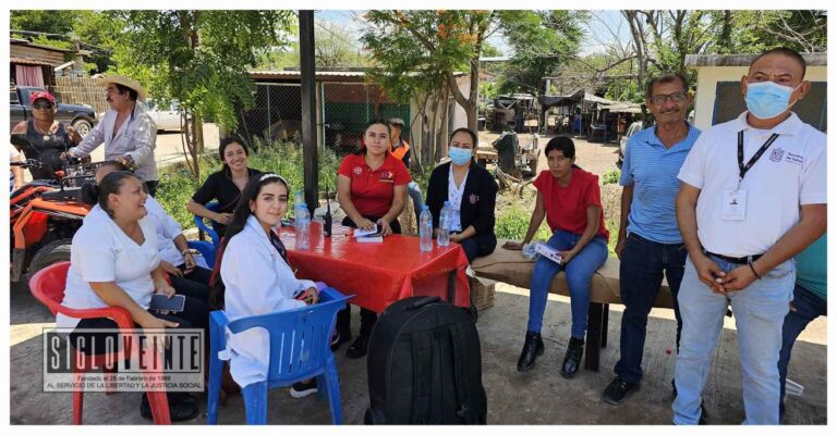 Personal del CRUM y del Centro de Salud de Huetamo brindan asistencia a afectados por las inundaciones en Tziritzícuaro