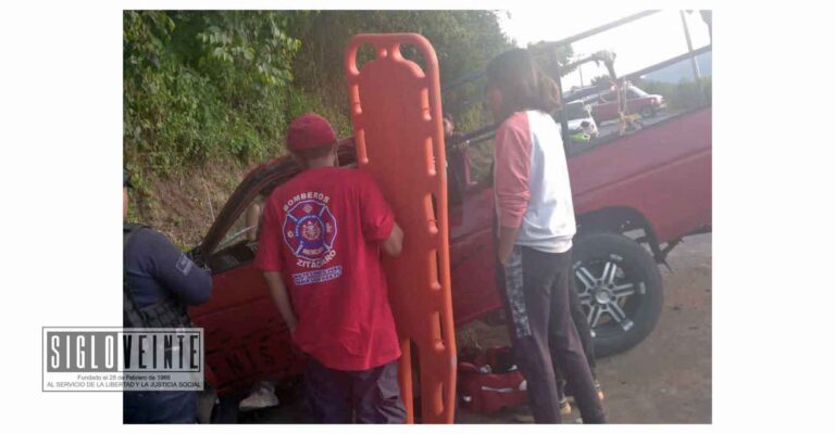 Un joven herido al volcar camioneta en la carretera federal Zitácuaro-Tuzantla