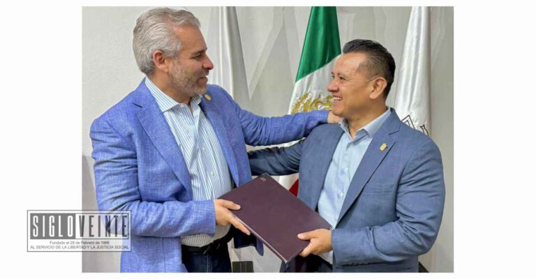 Ante el gobernador de Michoacán, Carlos Torres Piña presenta su renuncia como Secretario de Gobierno