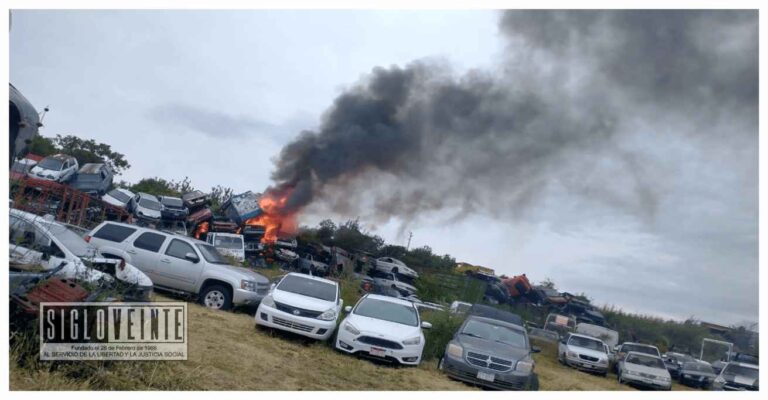 Bomberos de Morelia combaten incendio en corralón de autos en la Avenida Madero Poniente