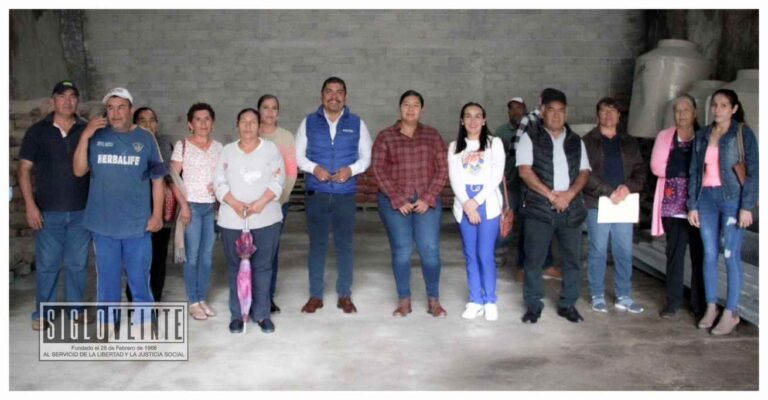 Cornelio Ríos entrega material a bajo costo para beneficiar a familias de El Rodeo