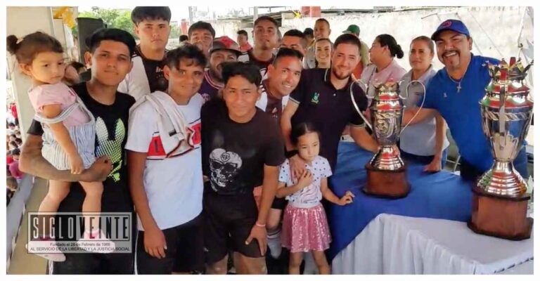 El alcalde Cornelio Ríos premia a los ganadores de la Liga Municipal de Fútbol de Juárez
