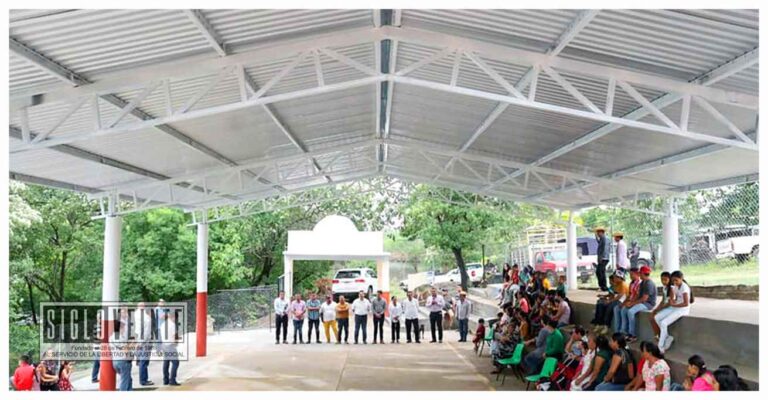 El presidente de Huetamo entrega techo elevado en la Escuela Primaria Francisco I. Madero de la comunidad El Zapote de los Díaz
