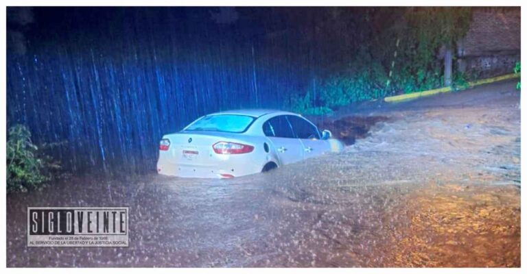 Elementos de Protección Civil de Huetamo rescatan a ocupantes de vehículo atrapado en inundación