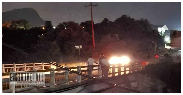 En Huetamo un hombre amenaza con suicidarse en puente, pero es salvado por socorristas de la Cruz Roja