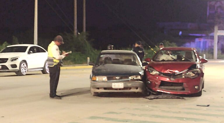 Choque entre 2 vehículos deja lesionados leves en la desviación a La Parota