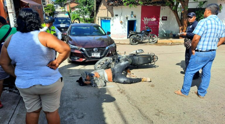 Acidente vial en la ciudad de Huetamo deja a motociclista herido