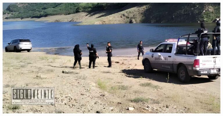La Guardia Civil recupera camioneta de la alcaldesa de Lázaro Cárdenas, estaba abandonada en la carretera libre Las Cañas-Infiernillo