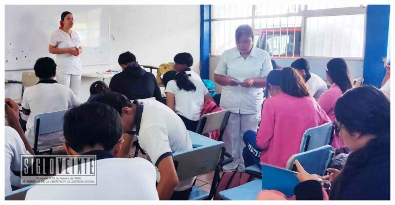 Personal del IMSS realiza revisión médica preventiva a estudiantes del Colegio de Bachilleres Plantel Huetamo