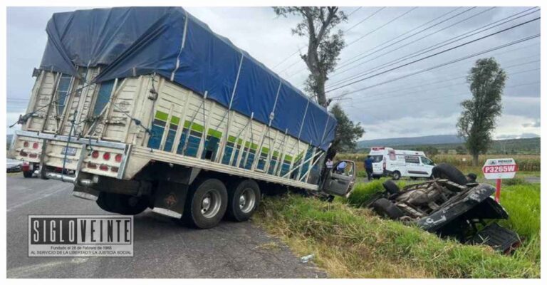 Torton embiste a patrulla municipal en la carretera Zacapu-Panindícuaro