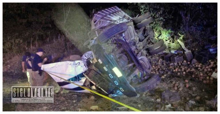 Tragedia en la carretera Huetamo-Churumuco: 5 lesionados y 4 personas fallecidas al volcar camioneta