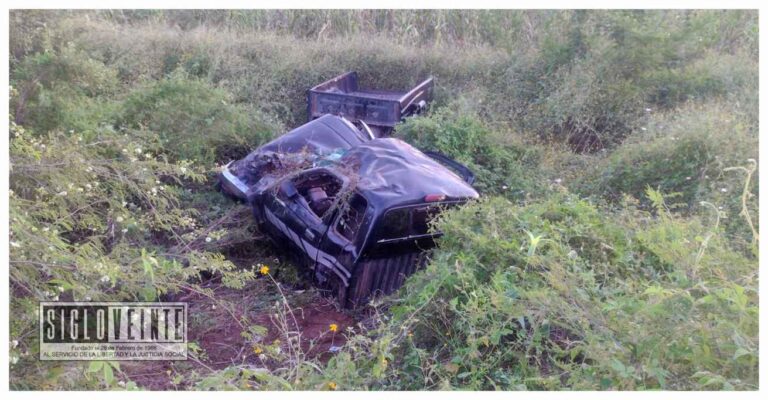 Una camioneta vuelca en la carretera Huetamo-San Lucas, cobrando la vida de un hombre y dejando 6 lesionados