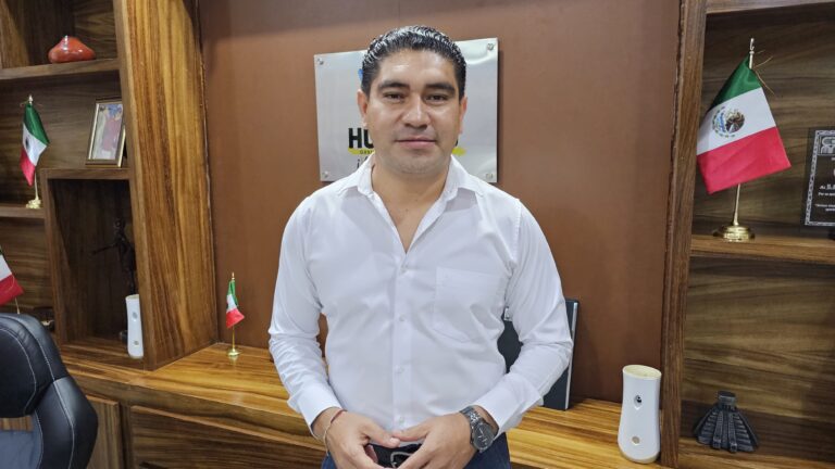 Pablo Varona responde y analiza las acusaciones de Carlos Torres Piña durante su visita a Huetamo