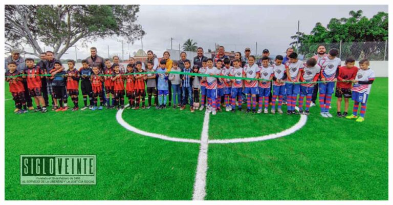 Cornelio Ríos alcalde de Juárez, inaugura moderna cancha de fútbol rápido en Cerro Colorado