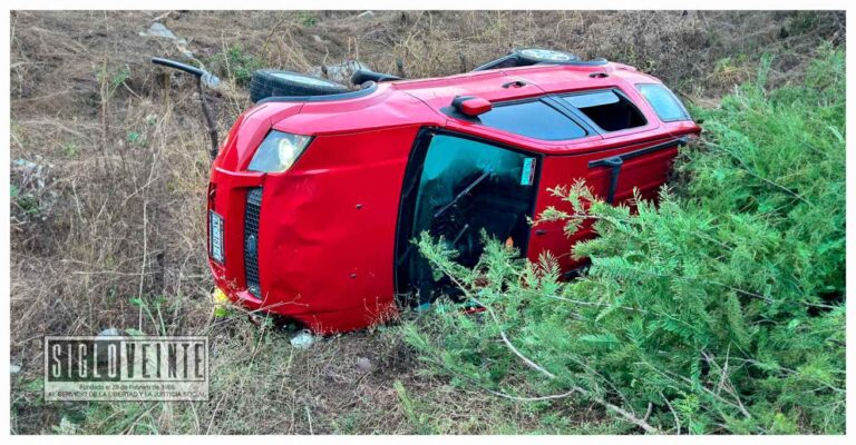 Dos personas de la tercera edad resultan con lesiones leves al volcar su camioneta en la carretera Huetamo-La Eréndira, cerca de Tierras Blancas