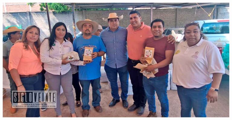 La SADER y Ayuntamiento apoyan a familias de Tuzantla para producir biogás