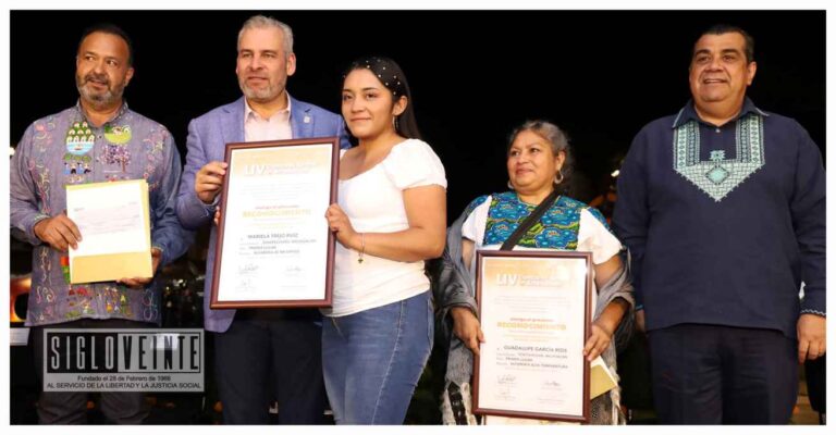 La artesana de Huetamo María Guadalupe García Ríos, recibe reconocimiento en concurso estatal