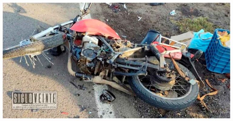 Motociclista que transportaba pollos resulta lesionado tras chocar de frente contra automóvil en Morelia