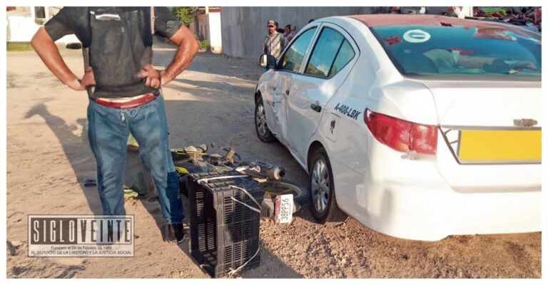 Motociclista resulta lesionado en choque con taxi en accidente de tránsito en Huetamo