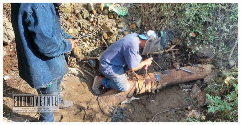 SAPAHU repara tubo de conducción y garantiza suministro de agua en la colonia Santa Cruz de Huetamo