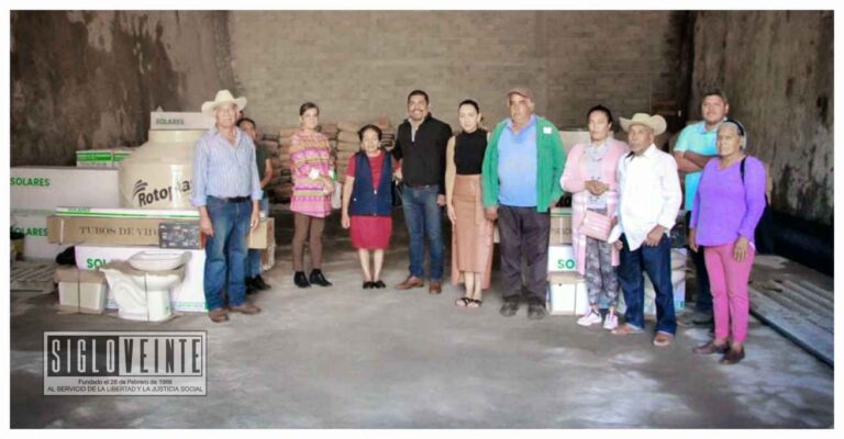Sostenibilidad en Juárez: Cornelio Ríos entrega a 18 familias paquetes solares