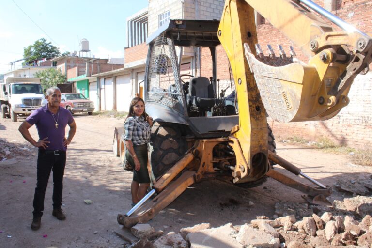 Alcaldesa Catalina Pérez Negrón inicia la demolición y pavimentación de la calle Galeana en Tiquicheo