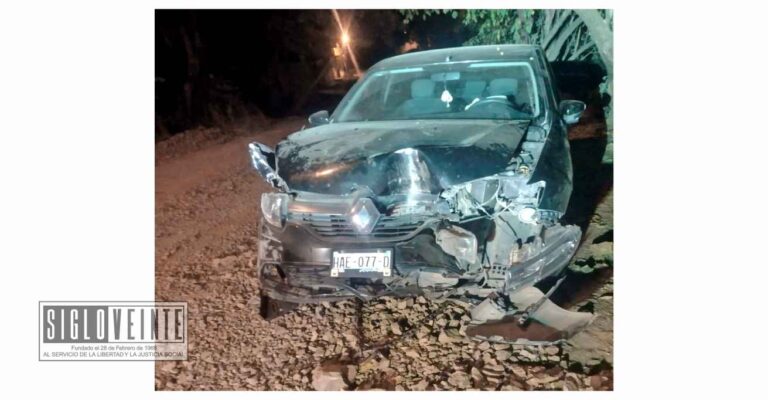 Automóvil choca con poste y vivienda en la madrugada en calles del Barrio de la Unidad Deportiva de Huetamo