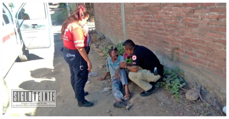 Cruz Roja de Huetamo atiende a una persona en la vía por padecimientos médicos
