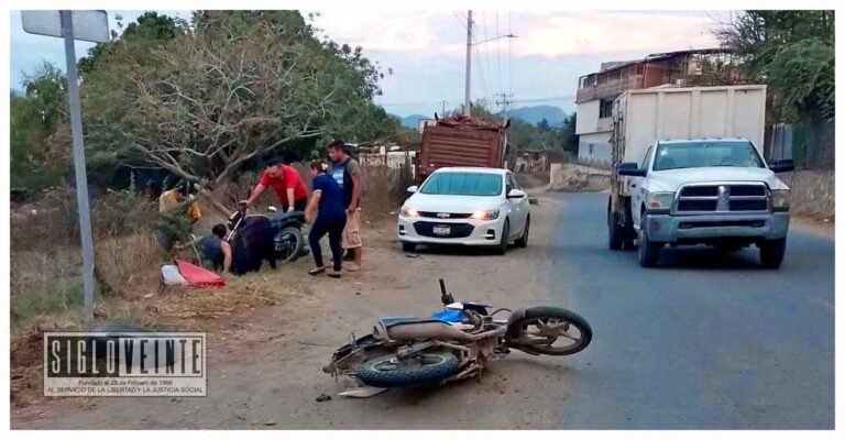 Dos motocicletas colisionan en el Libramiento Batallón Huetamo, no hay heridos
