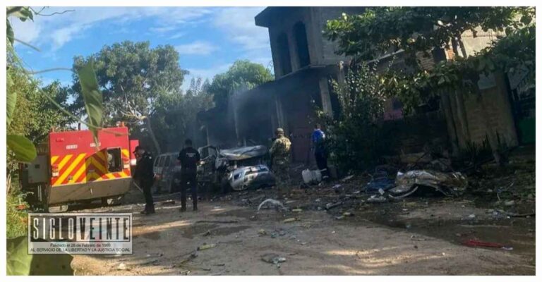 En Lázaro Cárdenas explota de camioneta cargada de pirotecnia deja víctimas y destrozos