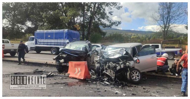 En la Autopista Siglo XXI, una mujer muere y 4 personas resultan lesionadas al chocar 2 autos