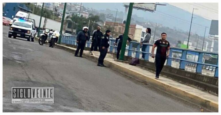 Mujer intenta suicidarse al tratar de aventarse de un puente vial en el periférico de Morelia