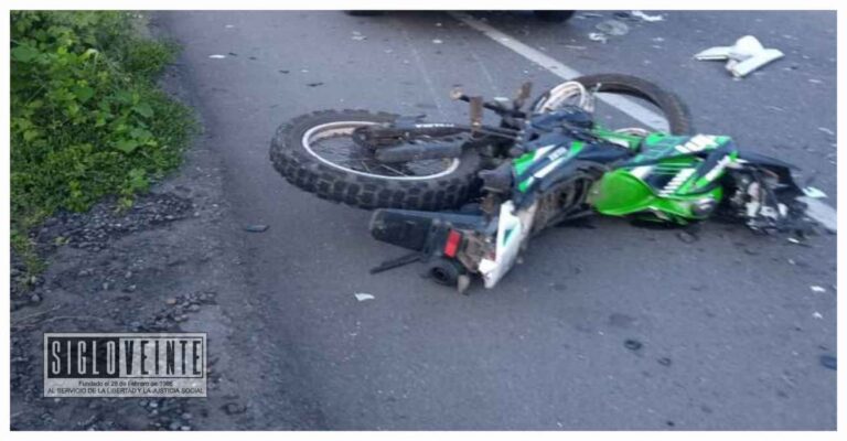 Por chocar contra un vehículo, motociclista muere de manera inmediata