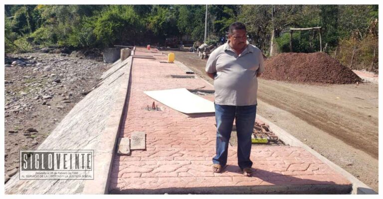 Supervisa el alcalde de Nocupétaro pavimentación de calle en localidad de Las Pilas