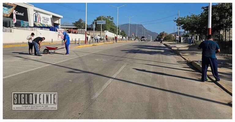 Trabajadores municipales de Huetamo realizan acciones de limpieza previo a las festividades navideñas y de fin de año