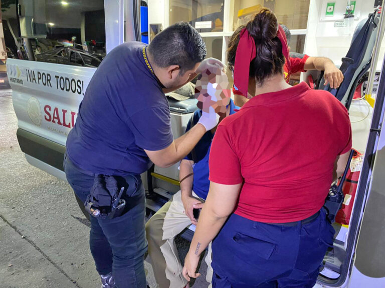 Adulto fue atropellado en la Avenida Madero del centro de Huetamo, sufre lesiones leves