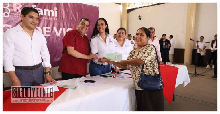 100 adultos mayores de Huetamo les fueron entregadas sus visas estadounidenses dentro del programa Reencuentro Familiar