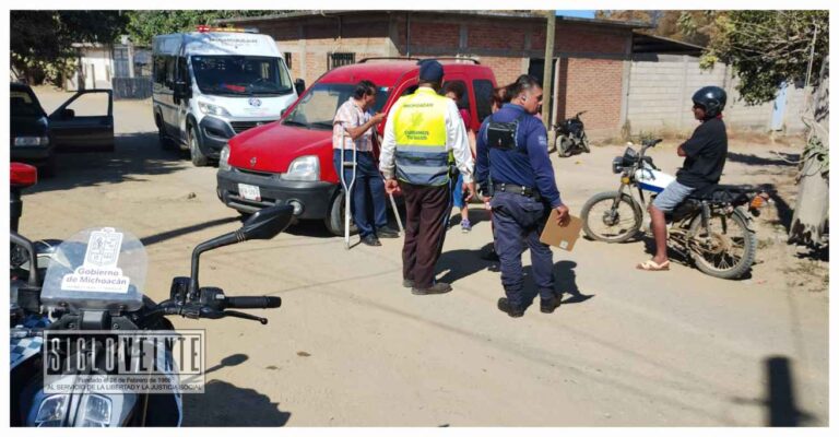 Colisionan camioneta y moto en la Colonia Benito Juárez de la ciudad de Huetamo