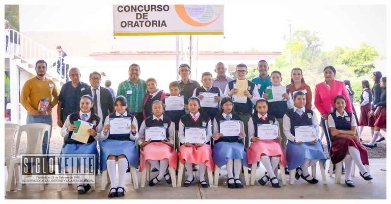 El alcalde Cornelio Ríos premia a los estudiantes ganadores del concurso de oratoria de la Escuela Secundaria Ricardo Flores Magón de Benito Juárez