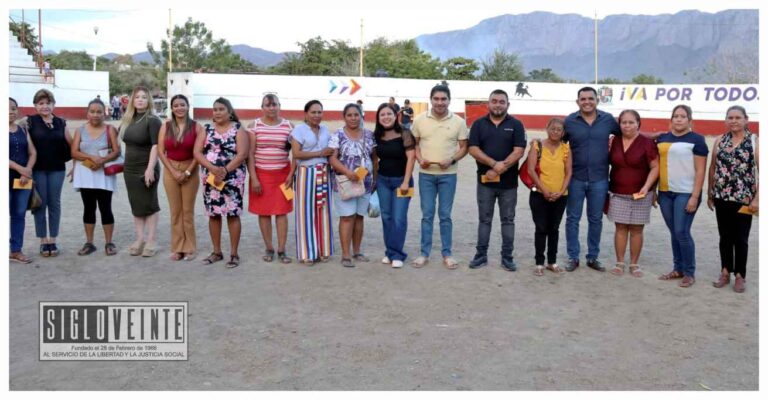 El presidente municipal de Huetamo fortalece a mujeres con la entrega de créditos revolventes