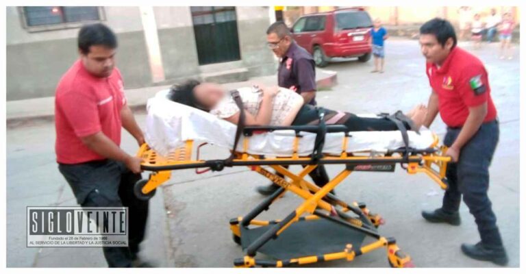 En Huetamo, paramédicos de la Cruz Roja y Protección Civil apoyan a una mujer por complicaciones en su embarazo