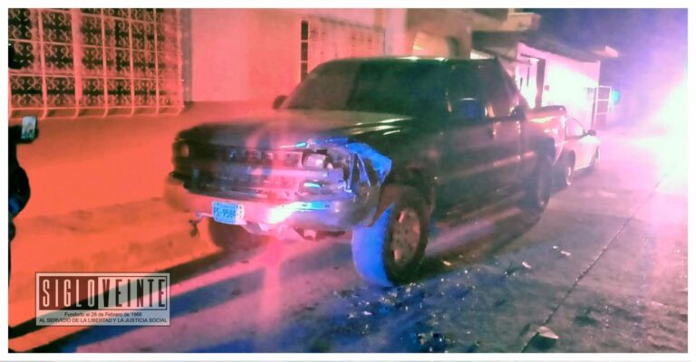 En el centro de Huetamo, vehículo embiste con camioneta estacionada y huye del lugar de los hechos
