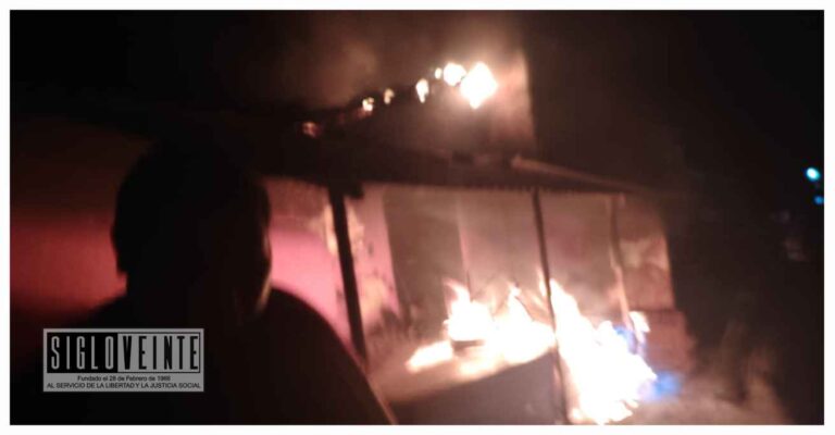 En las cercanías del Mercado Municipal de Huetamo se quema un puesto y afecta a una vivienda, no hay heridos